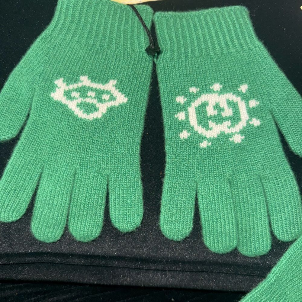 Nwt Green Knit Gloves with White Pattern perfect for big kids